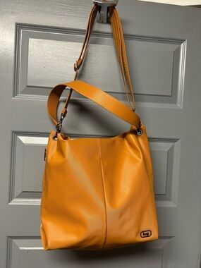 LUG PLUNGE.. New no tags pockets galore. Great travel bag. Vegan